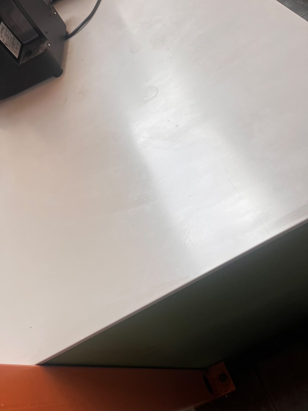 Plan de travail propre et désinfecté après l'intervention MathClean