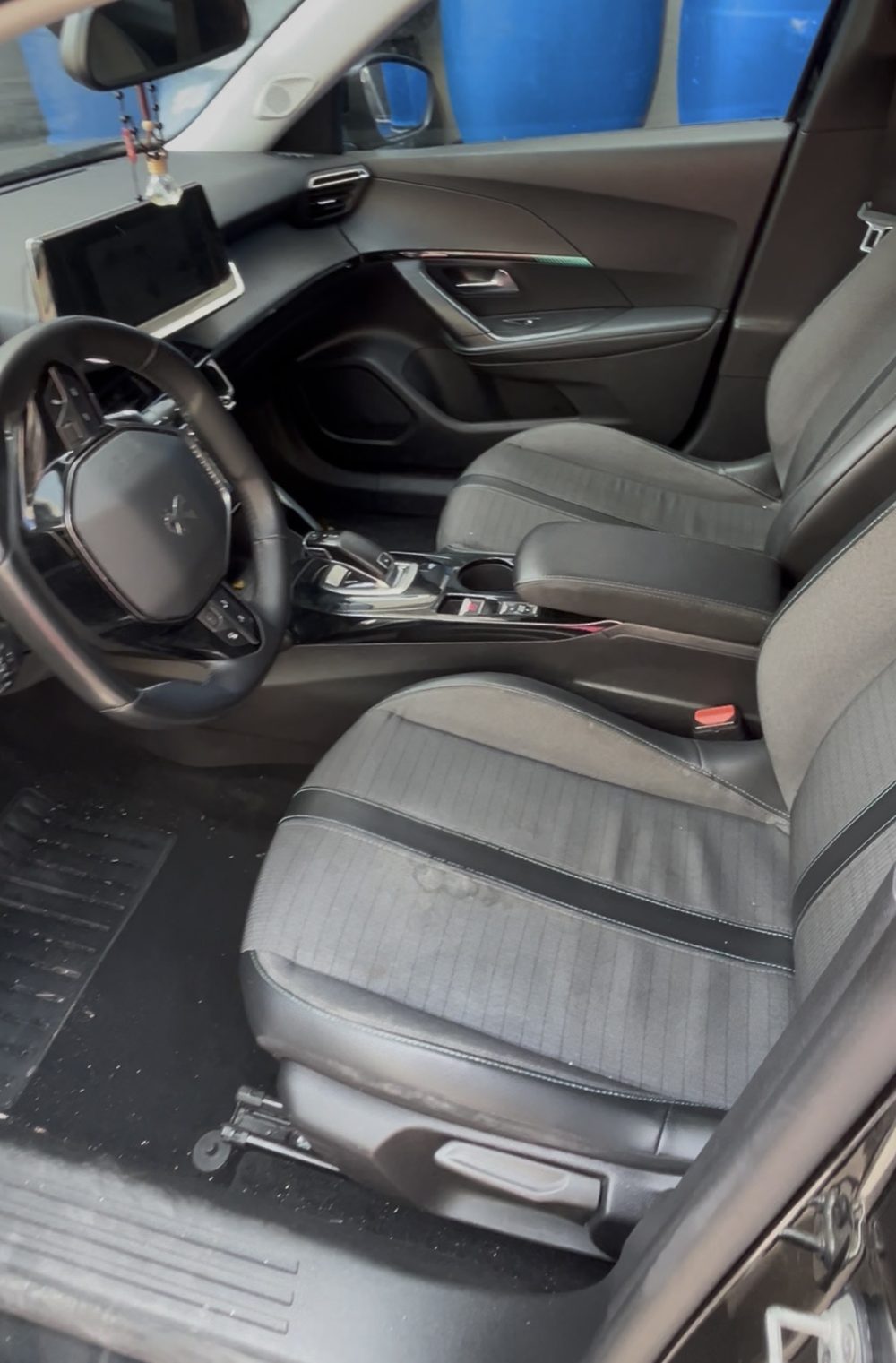Siège de voiture taché avant le nettoyage MathClean