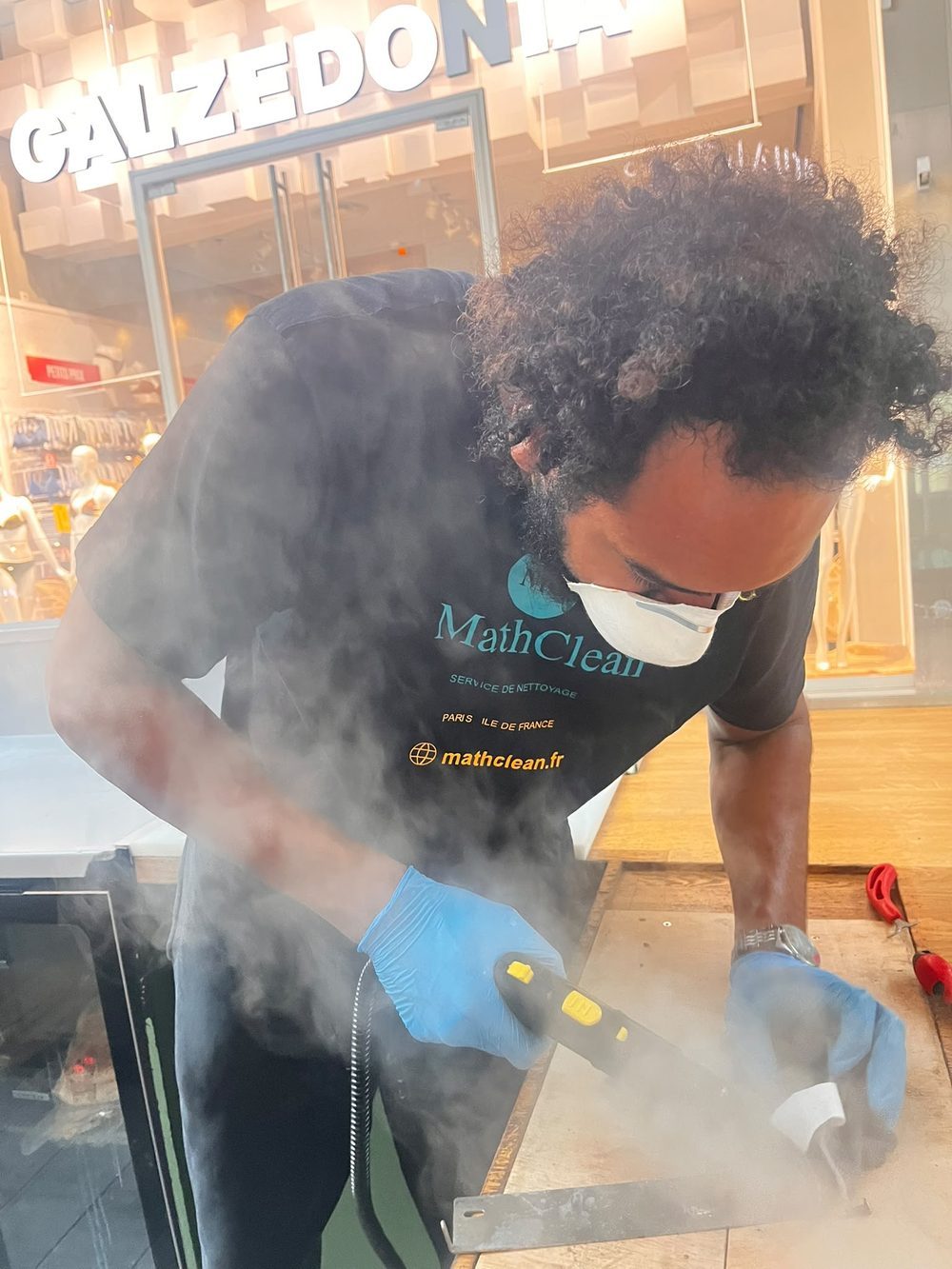 Mathéo, fondateur de MathClean, en intervention de nettoyage vapeur à Paris
